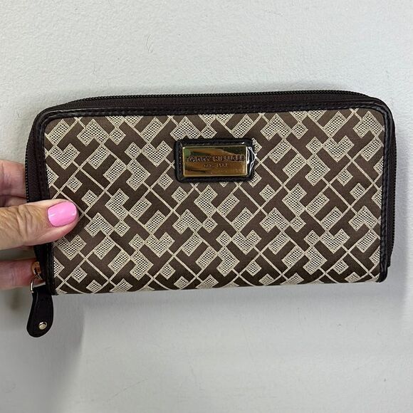 Tommy Hilfiger Zip Accordion Wallet NWOT - Picture 1 of 4